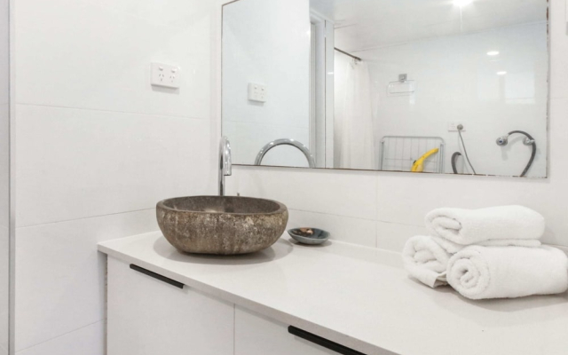 Bright 2 Bedroom Apartment in Burleigh Beach