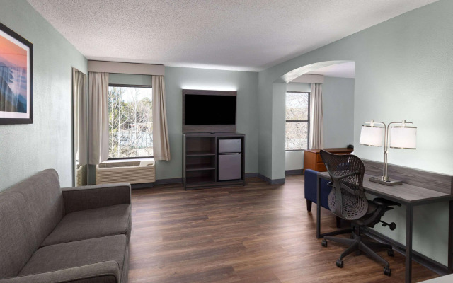 Baymont by Wyndham Creedmoor