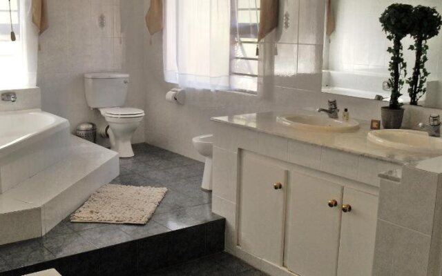 8 Royal Palm Bed & Breakfast