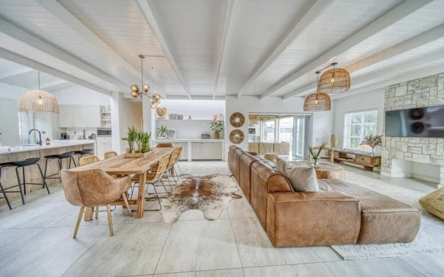 Flamingo Villa Beach Pool Luxury Solar Back Up