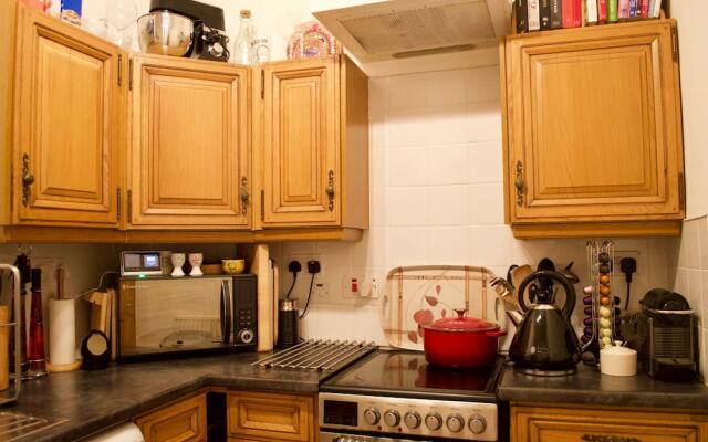 Traditional 2 Bedroom Apartment In Edinburgh