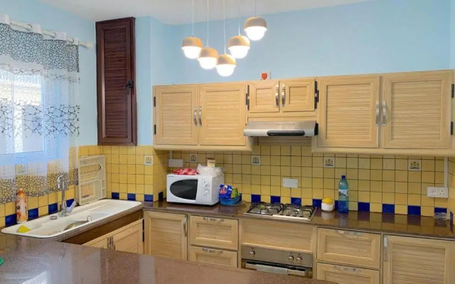 Well equipped peaceful 3 bedroom apartment