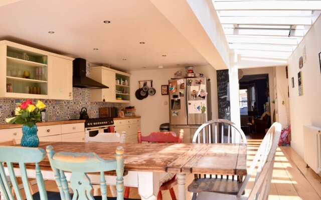 2 Bedroom House in Shepherd's Bush