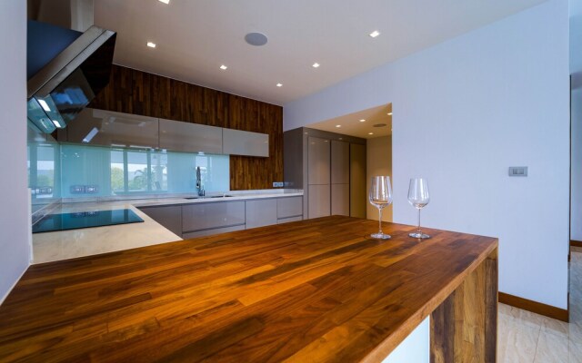 Luxury Mansion On Golf Course - BMG5