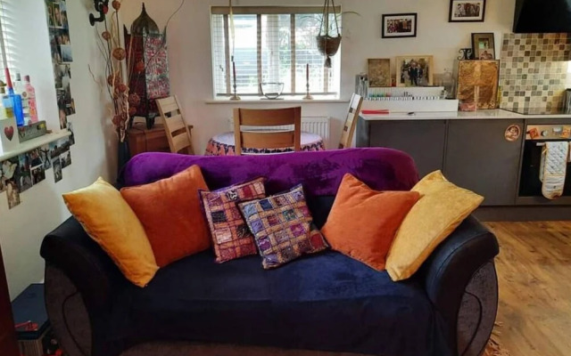 1 Bed Flat - Sleeps 4 - Garden - Parking - Wifi