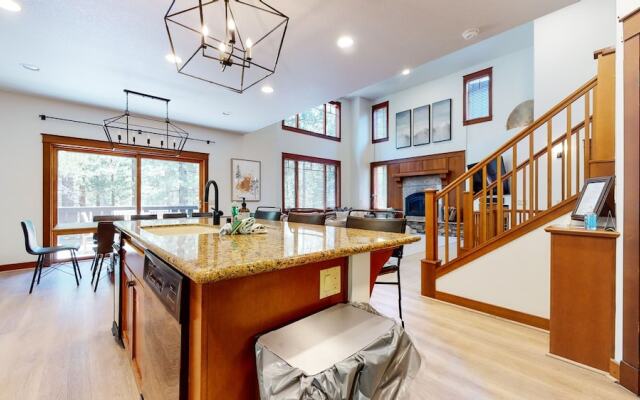 Timbers 6 Updated and Pet-Friendly, Private Jacuzzi, Private Garage by RedAwning