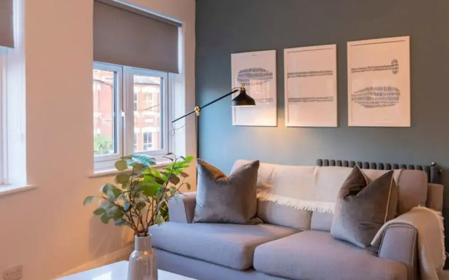 Super Central Apartment Close To River Station