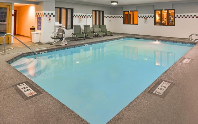 Holiday Inn Express Hotel & Suites Portland-Jantzen Beach, an IHG Hotel