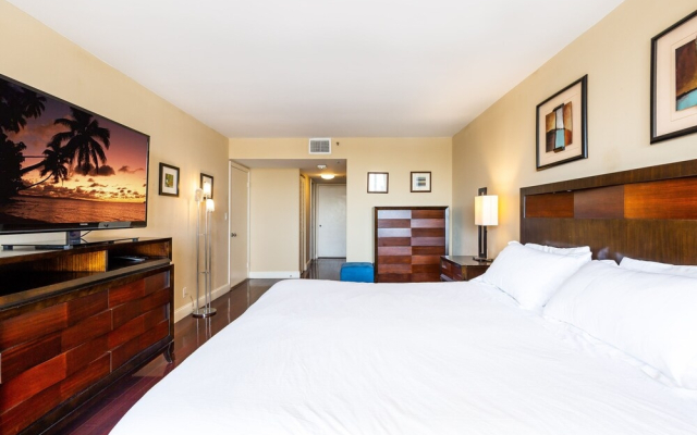 High-Rise Comfort With Balcony And Pool