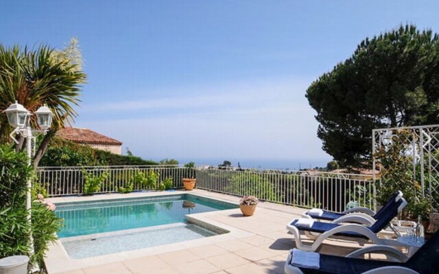 A Gorgeous, 2-bedroom Apartment in a Villa With Beautiful sea View and