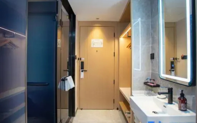 VX Hotel (Shanghai Beiwaitan Ningguo Road Subway Station)