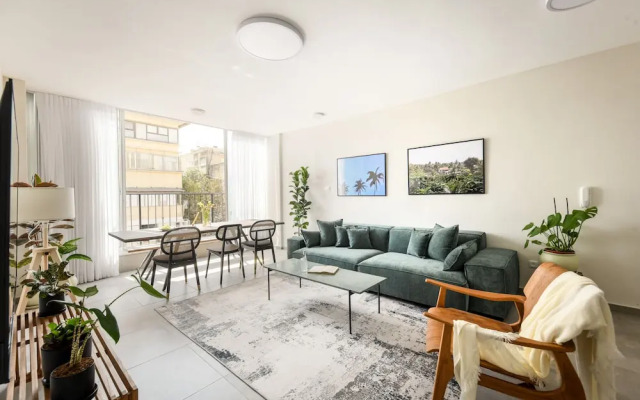 Spacious & Bright 3BR Apt with City View