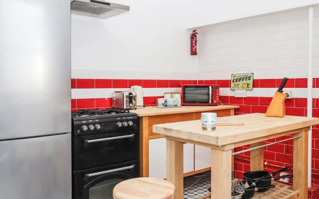 Goldhurst Apartment
