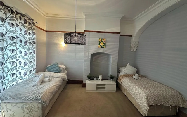 Spacious House- Parking, Garden & Central Location