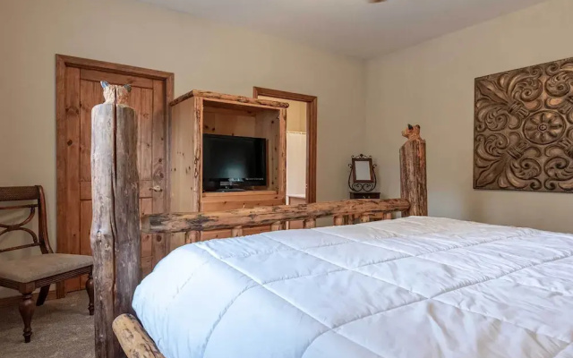 Stunning Ruidoso Cabin w/ Private Hot Tub!