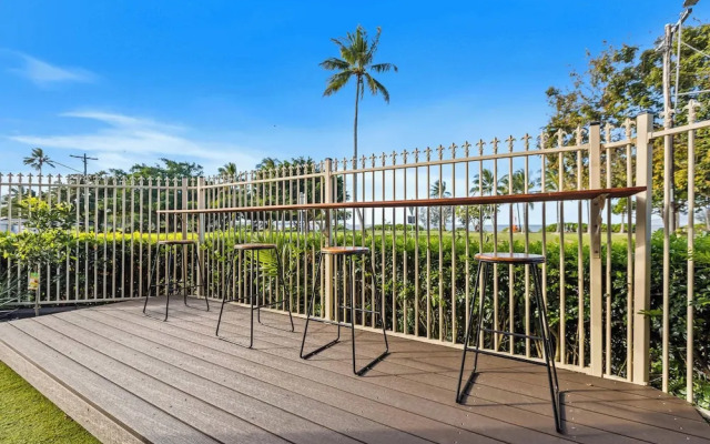 Rainforest Reef Retreat - Esplanade Ground-floor Apartment