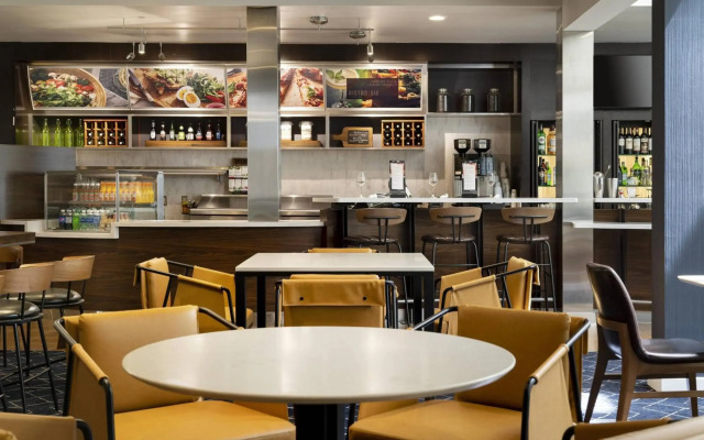 Courtyard By Marriott Palm Springs
