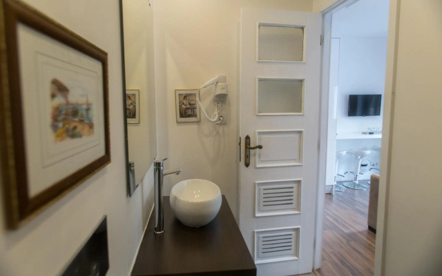 Almada Studios & Suites