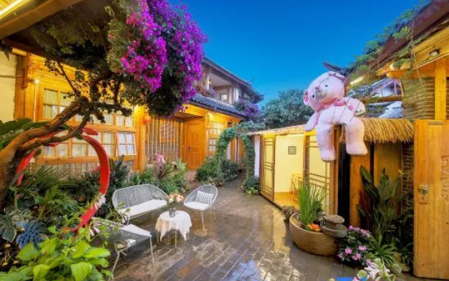 Lijiang Dahuamao Inn