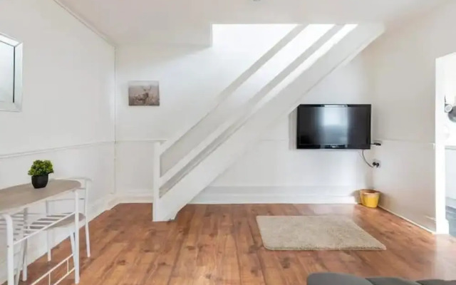 Cheerful Maisonette in the Heart of Orrell Park
