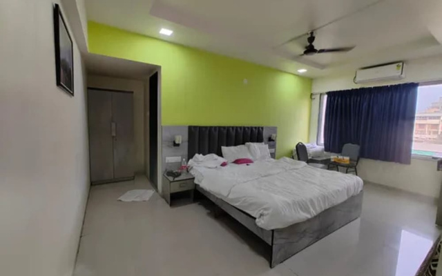 Fabhotel Vardhan Plaza