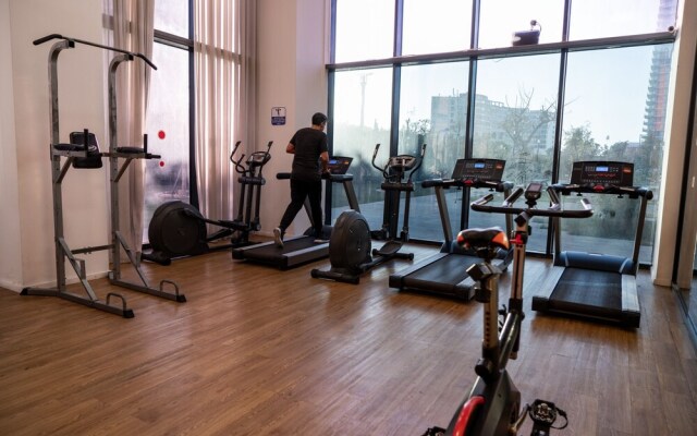 Sea-side 4 BR Apt with Gym