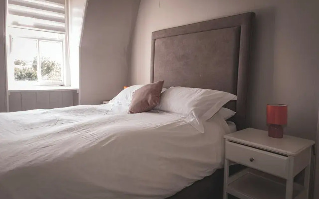 Spacious 4 Bedroom Flat in Stirling