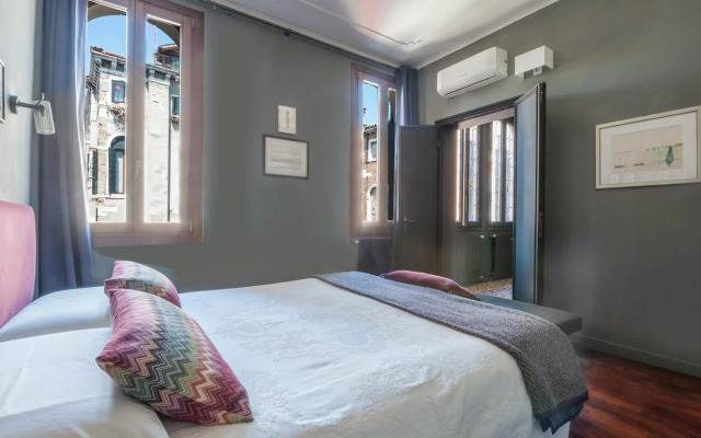 Stylish Renovated Apartment In The Heart Of The City