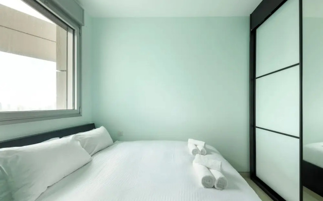 High end 2 BR w panoramic City view