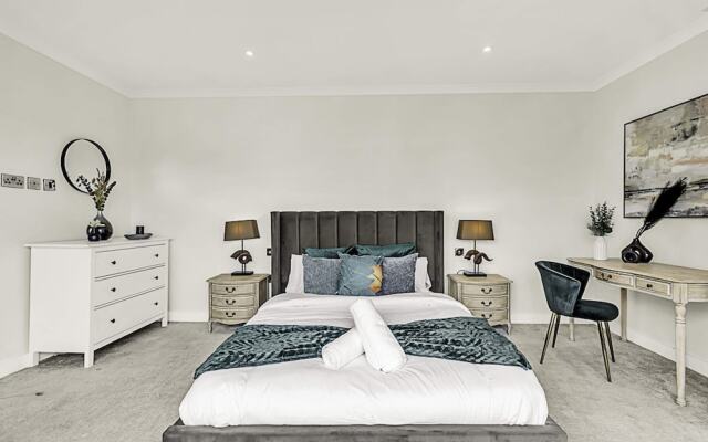 Beautiful Abode In Brentford