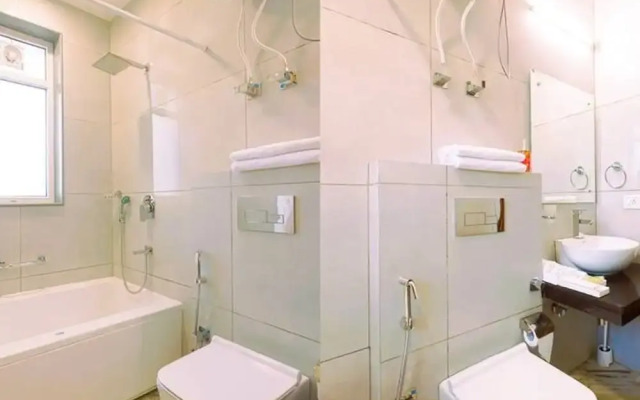 Spacious Executive Suite With Bathtub Balcony