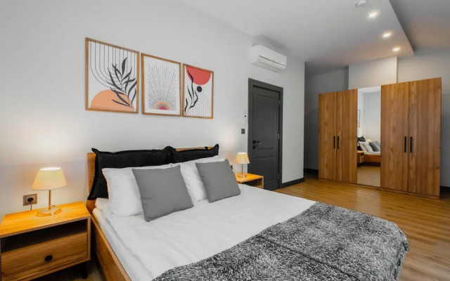 Stylish Flat w Balcony Near Lara Beach