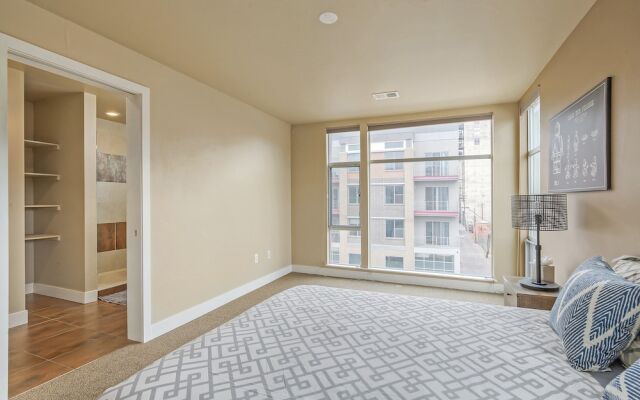 Swanky Downtown Loft! City Views! Sleeps 10!