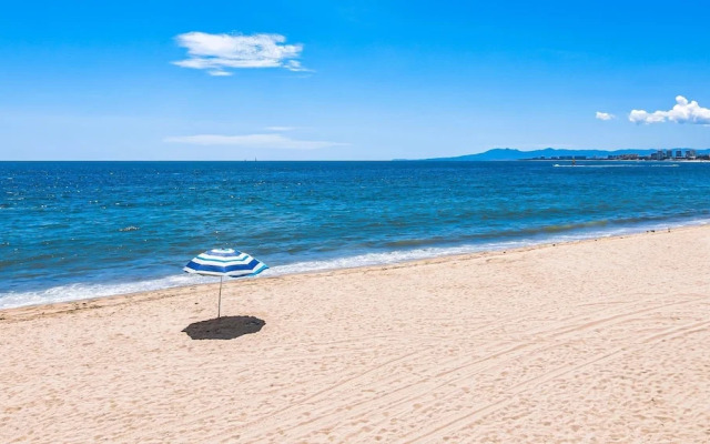 Stylish Beachfront 2BR - Balcony & Pools