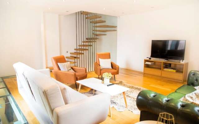 The Holborn Lights - Modern 3BDR Home with Rooftop Terrace & Garage