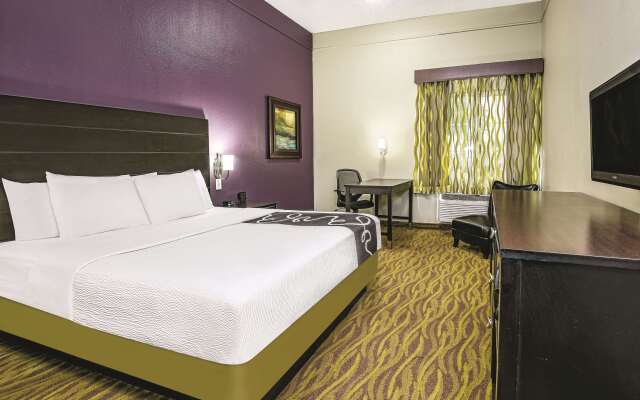 La Quinta Inn & Suites by Wyndham Laredo Airport