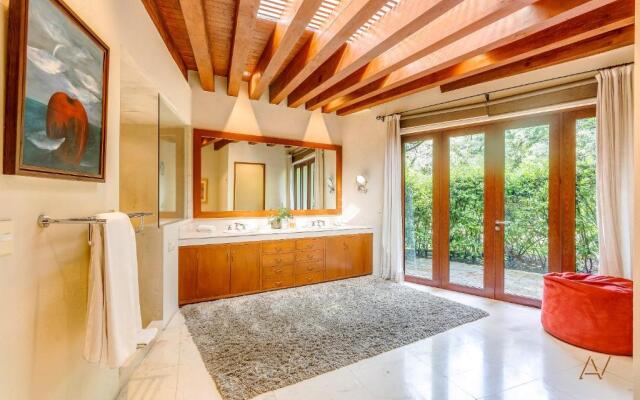 Lavish Villa with Pool I Jacuzzi, Gym & Tennis Court