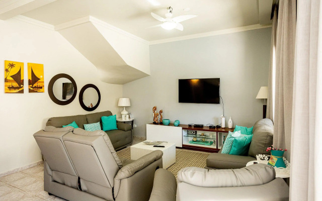 Casa com piscina e churrasqueira perto da praia