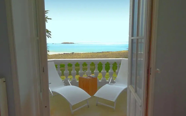 Villa With Direct Access to the Beach