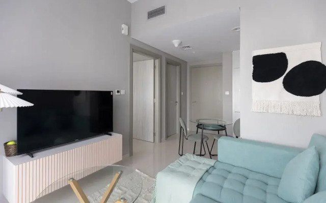 Quiet 1BR with river view