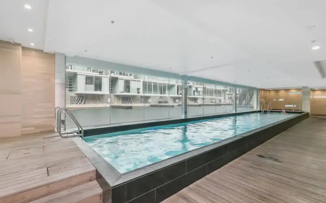 Beautiful 2BR - Pool, Gym & Parking Zodiak Stays