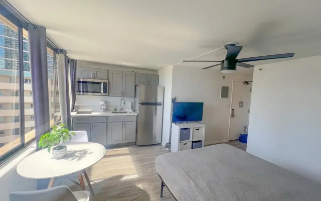 Hawaiian Monarch 1804 Condo by RedAwning