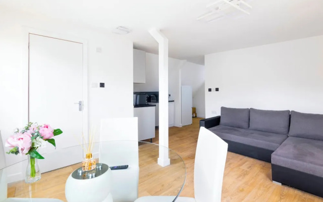 Large Riverside House in Wraysbury, Staines