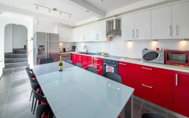 Spacious Villa With Tennis