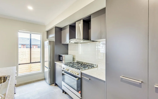 StayAU Charming 4BR Retreat Wyndham Vale
