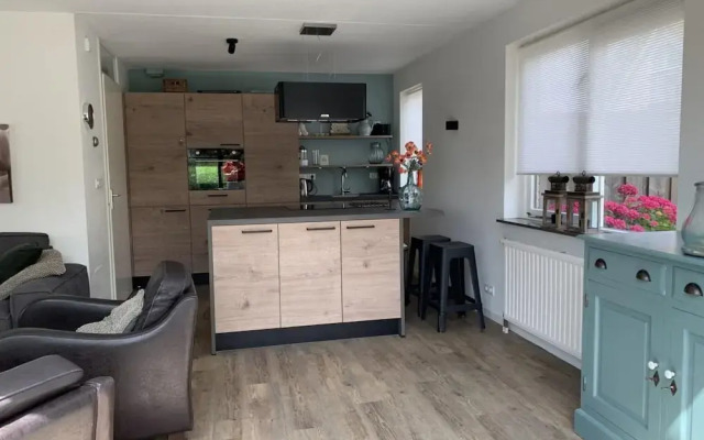 Spacious Bungalow Near Water