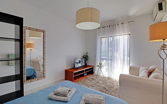 Faro Airport Flat 1 by Homing