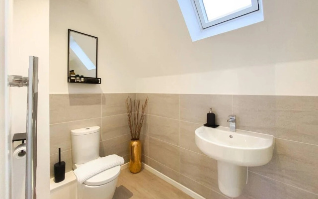 Stunning 4 Bed House With Cinema Room & Parking