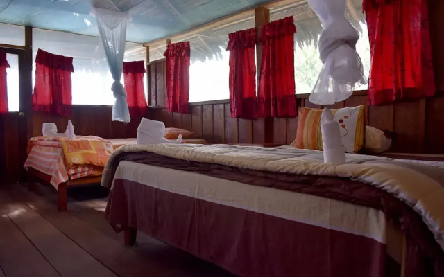 Yaku Amazon Lodge & Expeditions