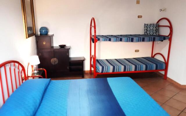 Comodo appartamento in villa 150 mt dal mare